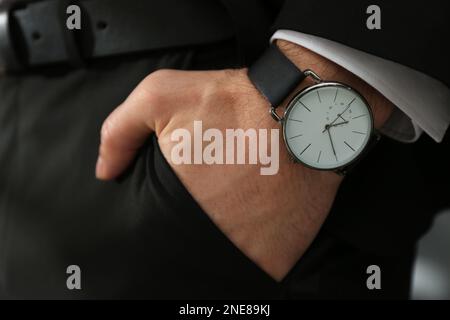 Geschäftsmann im Anzug mit luxuriöser Armbanduhr, Nahaufnahme Stockfoto