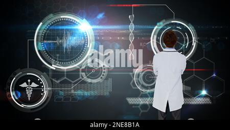 Die Zusammensetzung des männlichen Arztes unter Verwendung des virtuellen Bildschirms mit medizinischen Symbolen Stockfoto