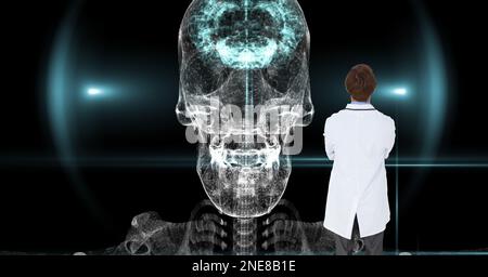 Die Zusammensetzung des Arztes unter Verwendung des virtuellen Bildschirms mit Schädelmodell Stockfoto
