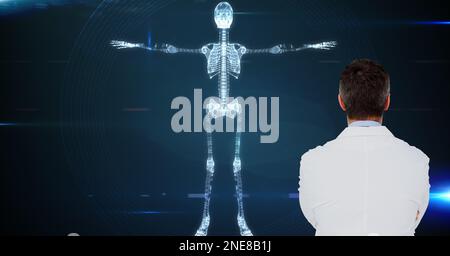 Die Zusammensetzung des Arztes unter Verwendung des virtuellen Bildschirms mit Skelettmodell Stockfoto