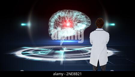 Die Zusammensetzung des Arztes unter Verwendung des virtuellen Bildschirms mit Hirnmodell Stockfoto