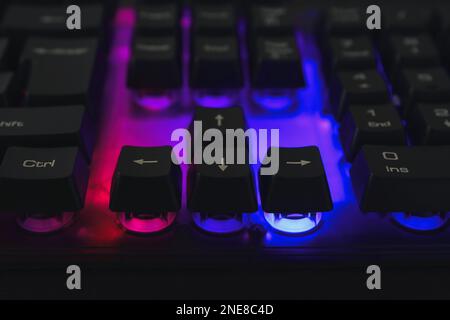Moderne Tastatur mit RGB-Beleuchtung, Nahaufnahme Stockfoto