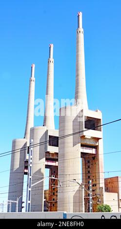 Wärmekraftwerk der drei Schornsteine in Sant Adriá del Besós, Barcelona, Katalonien, Spanien, Europa Stockfoto