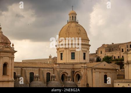 Blick von der Terrasse auf die Kirche Santa Chiara und das Kloster auf den Dom und den Corso Vittorio Emanuele, Noto, Sizilien, Italien Stockfoto