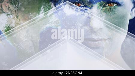 Zusammensetzung des Planeten Erde im Gesicht einer Frau mit Pfeilen auf blauem Hintergrund. Globales Umwelt- und Nachhaltigkeitskonzept digital erzeugtes Bild. Stockfoto