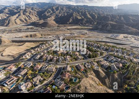 Die Wildnis der Vorstädte in der Region Santa Clarita im Los Angeles County, Kalifornien, aus der Vogelperspektive. Stockfoto