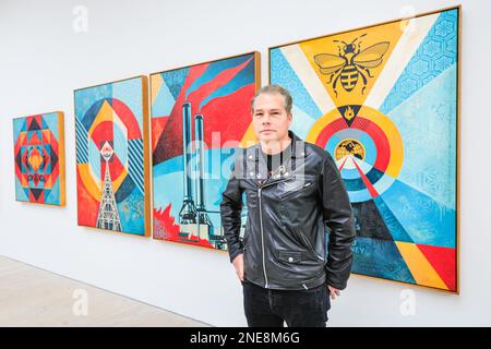 London, Großbritannien. 16. Februar 2023. Künstler Shepard Fairey mit einigen seiner Werke. Saatchi Gallery präsentiert „Beyond the Streets London“, eine Graffiti- und Street Art-Ausstellung mit über 100 Greaffiti- und Straßenkünstlern, einige der berühmtesten Namen des Genres heute. Die Ausstellung läuft bis zum 9. Mai 2023. Kredit: Imageplotter/Alamy Live News Stockfoto