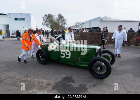 Robert Beebee in seinem 1932 Frazer Nash TT Replica nach seinem Ausscheiden aus der AFP Fane Trophy, Mitgliederversammlung 79., Goodwood Motor Racing Circuit, Großbritannien Stockfoto