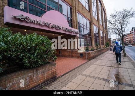 London, Großbritannien. 16. Februar 2023 Ein Fußgänger geht am Hauptsitz der Communication Workers Union (CWU) in Wimbledon im Südwesten Londons vorbei.Mitglieder der Royal Mail, vertreten durch die Communication Workers Union, haben mit überwältigender Mehrheit für die Fortsetzung des Streiks in einem Streit über Lohn, Arbeitsplätze und Arbeitsbedingungen gestimmt.Kredit: amer ghazzal/Alamy Live News Stockfoto