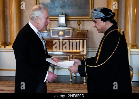 König Karl III. Empfängt Herrn Bader Mohammed Al Mantheri, den Botschafter von Oman, während einer Audienz im Buckingham Palace, London. Foto: Donnerstag, 16. Februar 2023. Stockfoto