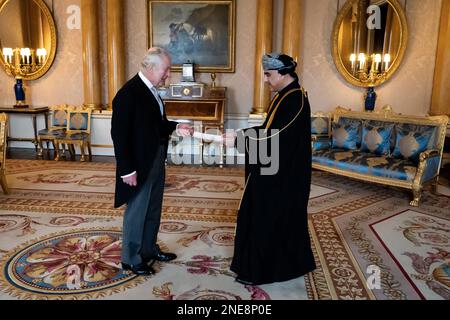 König Karl III. Empfängt Herrn Bader Mohammed Al Mantheri, den Botschafter von Oman, während einer Audienz im Buckingham Palace, London. Foto: Donnerstag, 16. Februar 2023. Stockfoto