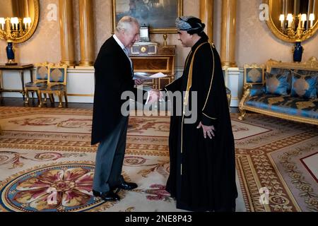 König Karl III. Empfängt Herrn Bader Mohammed Al Mantheri, den Botschafter von Oman, während einer Audienz im Buckingham Palace, London. Foto: Donnerstag, 16. Februar 2023. Stockfoto