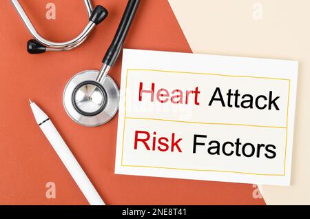 Risikofaktoren für Herzinfarkte mit Stethoskop, Medizinische Konzepte. Stockfoto