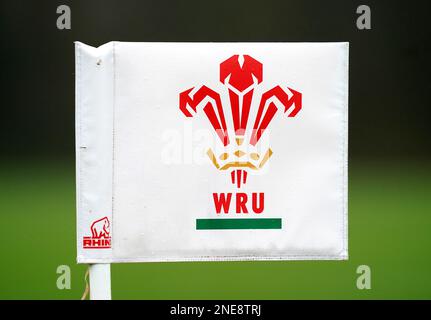 Dateifoto vom 25-01-2023, allgemeine Ansicht einer Eckflagge mit dem Welsh Rugby Union Logo. Der Welsh Rugby Players’ Association zufolge haben die Spieler angesichts der anhaltenden Unsicherheit, die durch das Einfrieren von Berufsverträgen beim walisischen Rugby verursacht wurde, „genug“. Ausgabedatum: Donnerstag, 16. Februar 2023. Stockfoto