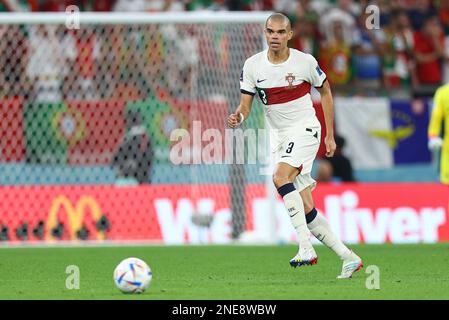 AL RAYYAN, KATAR - DEZEMBER 02: Pepe während des FIFA-Weltmeisterschafts-Katar-2022-Spiels Gruppe H zwischen Korea Republic und Portugal am 02. Dezember 2022 im Education City Stadium in Al Rayyan, Katar. (Foto von MB Media) Stockfoto