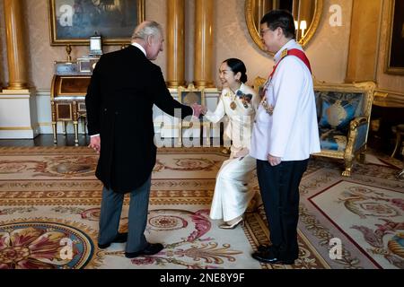 König Karl III. Empfängt Herrn Thani Thongphakdi, den Botschafter Thailands, und seine Ehefrau Frau Noppanuch Thongphakdi bei einer Audienz im Buckingham Palace, London. Foto: Donnerstag, 16. Februar 2023. Stockfoto