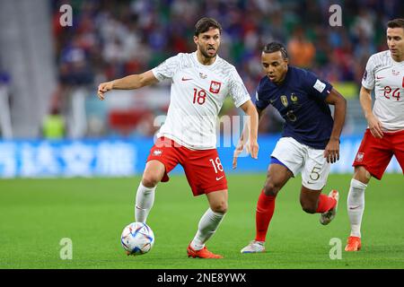 DOHA, KATAR - DEZEMBER 04: Bartosz Bereszynski, Jules Kounde während des FIFA-Weltmeisterschafts-2022 16-Spiels in Katar zwischen Frankreich und Polen im Al Thumama-Stadion am 4. Dezember 2022 in Doha, Katar. (Foto von MB Media) Stockfoto