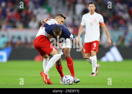 DOHA, KATAR - DEZEMBER 04: Przemyslaw Frankowski, Jules Kounde während des FIFA-Weltmeisterschafts-2022 16-Spiels in Katar zwischen Frankreich und Polen im Al Thumama-Stadion am 4. Dezember 2022 in Doha, Katar. (Foto von MB Media) Stockfoto