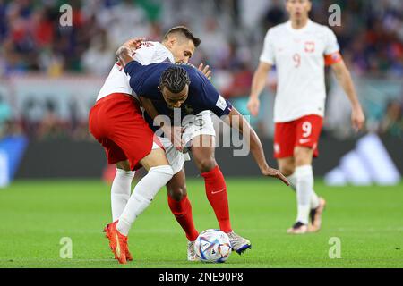 DOHA, KATAR - DEZEMBER 04: Przemyslaw Frankowski, Jules Kounde während des FIFA-Weltmeisterschafts-2022 16-Spiels in Katar zwischen Frankreich und Polen im Al Thumama-Stadion am 4. Dezember 2022 in Doha, Katar. (Foto von MB Media) Stockfoto