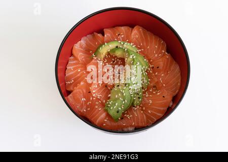 Japanisches kulinarisches Stillleben. Chirashi mit Lachs und Reis Stockfoto