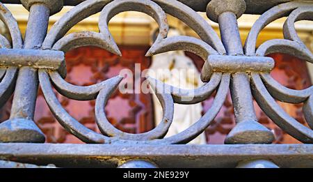 Details der Architektur, des Grills und der Tür der gotischen Kathedrale von Barcelona, Katalonien, Spanien, Europa Stockfoto