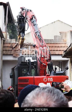 Spezialfahrzeug der Feuerwehrleute, während der Abriss des Bunkers von Camorra Boss Michele Zagaria, in der Via Mascagni in Casapesenna, wird der Abriss etwa zwei Wochen dauern. Casapesenna, Italien, 16. Februar 2023. (Foto: Vincenzo Izzo7SipaUSA) Stockfoto