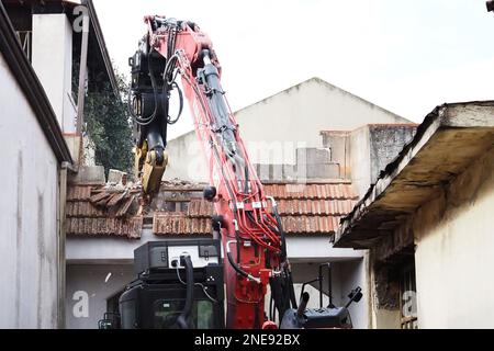 Spezialfahrzeug der Feuerwehrleute, während der Abriss des Bunkers von Camorra Boss Michele Zagaria, in der Via Mascagni in Casapesenna, wird der Abriss etwa zwei Wochen dauern. Casapesenna, Italien, 16. Februar 2023. (Foto: Vincenzo Izzo7SipaUSA) Stockfoto