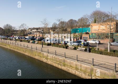 Der Parkplatz und das Embankment in Diamond Jubilee Gardens, Water Lane, Twickenham, TW1, London, England, Großbritannien Stockfoto