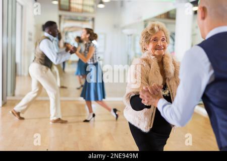 Reife Frau bei einer Gruppenausbildung im Tanzstudio Stockfoto