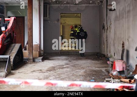 Casapesenna, Italien. 16. Februar 2023. Feuerwehrleute während des Abrisses des Bunkers von Camorra Boss Michele Zagaria in der Via Mascagni in Casapesenna dauert der Abriss etwa zwei Wochen. Casapesenna, Italien, 16. Februar 2023. (Foto: Vincenzo Izzo7SipaUSA) Kredit: SIPA USA/Alamy Live News Stockfoto