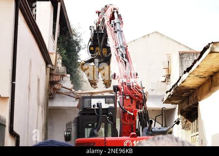 Casapesenna, Italien. 16. Februar 2023. Spezialfahrzeug der Feuerwehrleute, während der Abriss des Bunkers von Camorra Boss Michele Zagaria, in der Via Mascagni in Casapesenna, wird der Abriss etwa zwei Wochen dauern. Casapesenna, Italien, 16. Februar 2023. (Foto: Vincenzo Izzo7SipaUSA) Kredit: SIPA USA/Alamy Live News Stockfoto