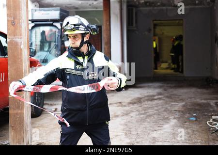 Casapesenna, Italien. 16. Februar 2023. Feuerwehrleute während des Abrisses des Bunkers von Camorra Boss Michele Zagaria in der Via Mascagni in Casapesenna dauert der Abriss etwa zwei Wochen. Casapesenna, Italien, 16. Februar 2023. (Foto: Vincenzo Izzo7SipaUSA) Kredit: SIPA USA/Alamy Live News Stockfoto