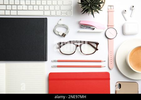 Flache Verlegung mit Brille und Büromaterial auf weißem Hintergrund Stockfoto