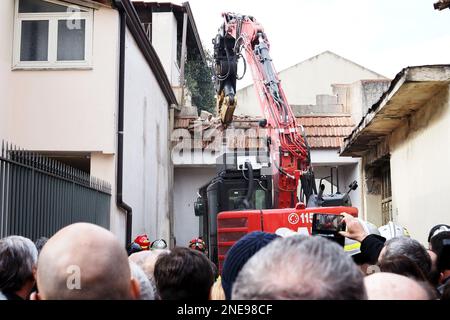 Casapesenna, Italien. 16. Februar 2023. Spezialfahrzeug der Feuerwehrleute, während der Abriss des Bunkers von Camorra Boss Michele Zagaria, in der Via Mascagni in Casapesenna, wird der Abriss etwa zwei Wochen dauern. Casapesenna, Italien, 16. Februar 2023. (Foto: Vincenzo Izzo7SipaUSA) Kredit: SIPA USA/Alamy Live News Stockfoto