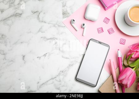 Flach liegend mit Smartphone und Tasse Kaffee auf weißem Marmortisch, Platz für Text Stockfoto