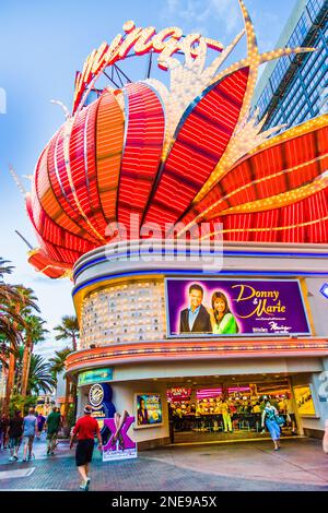 Las Vegas, USA - 17. Juli 2008: Das Flamingo Hotel und der Spielort auf dem Las Vegas Strip am späten Nachmittag im Neonlicht in Las Vegas, USA. Stockfoto