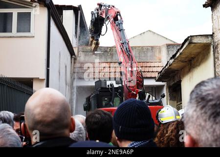 Casapesenna, Italien. 16. Februar 2023. Spezialfahrzeug der Feuerwehrleute, während der Abriss des Bunkers von Camorra Boss Michele Zagaria, in der Via Mascagni in Casapesenna, wird der Abriss etwa zwei Wochen dauern. Casapesenna, Italien, 16. Februar 2023. (Foto: Vincenzo Izzo7SipaUSA) Kredit: SIPA USA/Alamy Live News Stockfoto