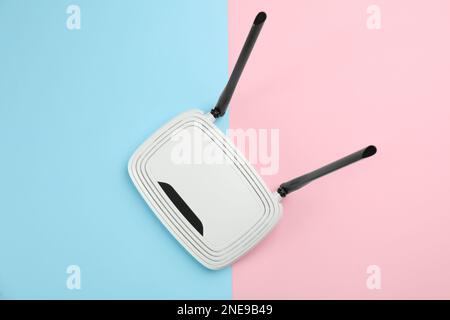 Moderner WLAN-Router mit farbigem Hintergrund, Draufsicht Stockfoto