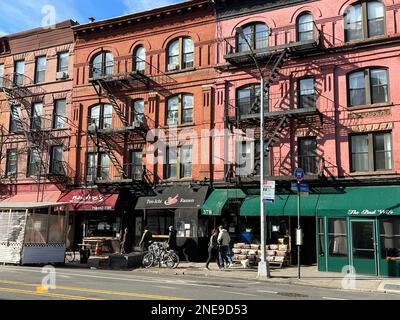 Geschäfte und Apartments entlang der 7. Avenue im Park Slope-Viertel Brooklyn, New York. Stockfoto