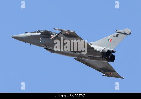 Bengaluru, Indien. 16. Februar 2023. Aero India Air Display am 3. Tag in Yelanka, Bengaluru. Rafael, Sukoi, Falcon usw. nahmen an der Ausstellung Teil. Kredit: Seshadri SUKUMAR/Alamy Live News Stockfoto