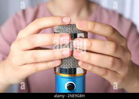 Frau macht ASMR-Geräusche mit Mikrofon, Nahaufnahme Stockfoto