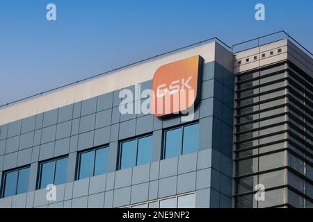 Posen, Polen - 16. Februar 2023 das Hauptgeschäftsgebäude von GlaxoSmithKline in Posen. NEUES LOGO. GaxoSmithKline, auch GSK genannt, ist ein britischer P. Stockfoto