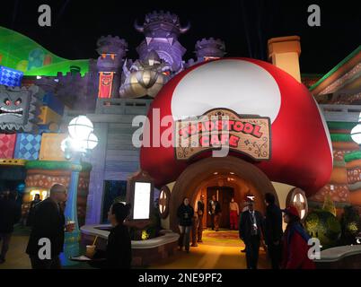 Atmosphäre bei der super NINTENDO WORLD Grand Opening Celebration der Universal Studios Hollywood, die am Mittwoch, den 15. Februar 2023, im Universal Studios Hollywood Backlot in Universal City, CA stattfindet. (Foto: Sthanlee B. Mirador/Sipa USA) Stockfoto