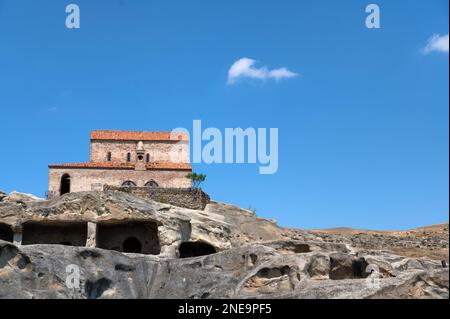 Blick auf die Überreste der Höhlenstadt Uplistsikhe in Georgia. Überreste einer alten Stadt. Stockfoto