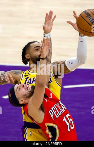 Bei einem NBA-Basketballspiel in Los Angeles kämpfen die New Orleans Pelicans Jose Alvarado (Front) und der Los Angeles Lakers, D'Angelo Russell (Back), um den Ball. (Foto: Ringo Chiu / SOPA Images / Sipa USA) Stockfoto