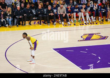 Los Angeles, Usa. 15. Februar 2023. Los Angeles Lakers Guard D'Angelo Russell steht während eines NBA-Basketballspiels gegen die New Orleans Pelicans in Los Angeles auf dem Platz. (Foto: Ringo Chiu/SOPA Images/Sipa USA) Guthaben: SIPA USA/Alamy Live News Stockfoto