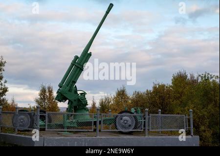 Blick auf die Flugabwehr. Luftverteidigungsdenkmal des Zweiten Weltkriegs, Nahaufnahme. Stockfoto