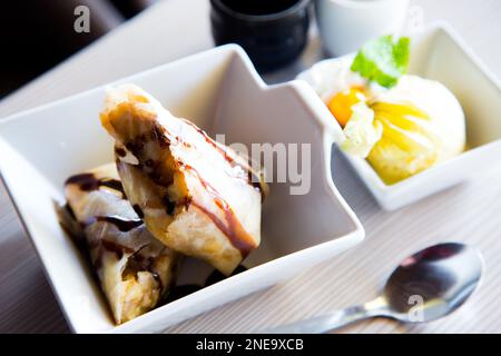 Backsteingebäck gefüllt mit Apfel und Zimt. Stockfoto