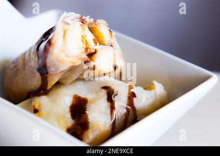 Backsteingebäck gefüllt mit Apfel und Zimt. Stockfoto