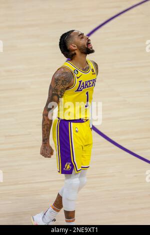 Die Los Angeles Lakers feiern den Sieg von D'Angelo Russell, nachdem sie während eines NBA-Basketballspiels in Los Angeles einen 3-Pointer gegen die New Orleans Pelicans abgelegt haben. Stockfoto